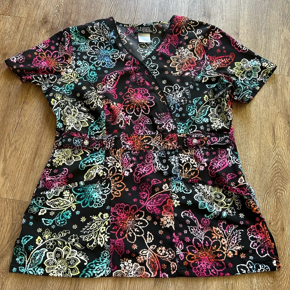 Cherokee runway scrub top size Small